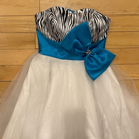 Elegant Strapless Dress with Zebra Print and Blue Bow - Picture 3 of 10